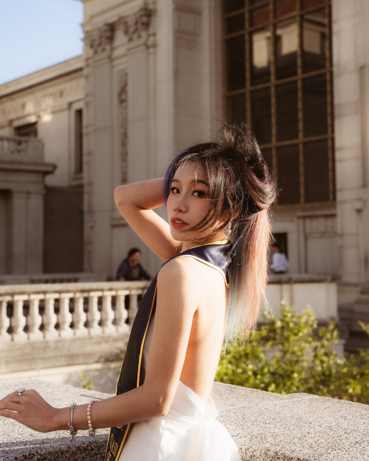 欧冠直播-评论区炸了！美女网红晒与克莱合影 本人疑对后者分手风波不知情