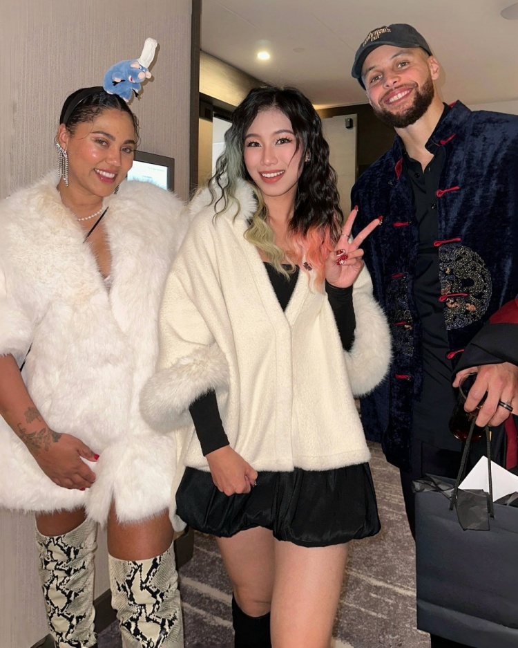 欧冠直播-评论区炸了！美女网红晒与克莱合影 本人疑对后者分手风波不知情