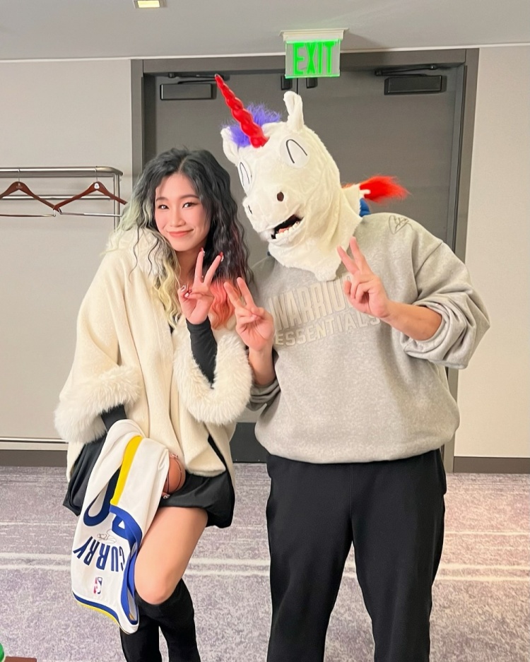 欧冠直播-评论区炸了！美女网红晒与克莱合影 本人疑对后者分手风波不知情